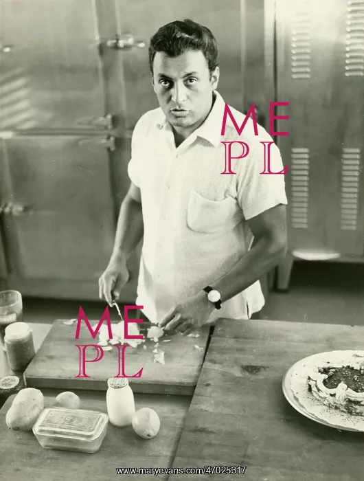 : Zubin Mehta, Indian conductor, cooking in a kitchen : Zubin Mehta, Indian conductor, cooking in a kitchen