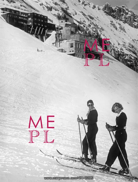 : Zugspitze. Two skiers on the Schneefernerplatt on the flank of the 2957-meter-high : Zugspitze. Two skiers on the Schneefernerplatt on the flank of the 2957-meter-high
