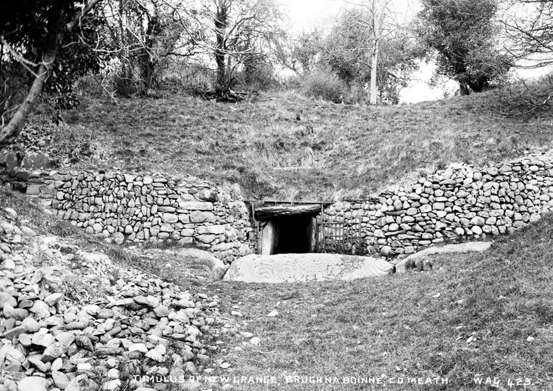 Tumulus of New Grange, Brugh Na Boinne, Co Meath - an exterior view of a Tumulus. (Location: Republic of Ireland: County Meath: Newgrange). Date: circa early 1900s