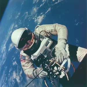 ASTRONAUT SPACEWALKING ASTRONAUT SPACEWALKING