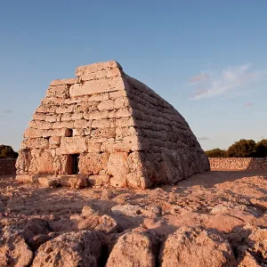 Balearic Islands. Menorca. Naveta dels Tudons. Megalithic cu Balearic Islands. Menorca. Naveta dels Tudons. Megalithic cu