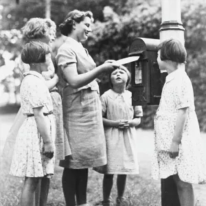 CHILDREN POST A LETTER CHILDREN POST A LETTER