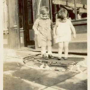 CHILDREN ON TOBOGGAN/C20