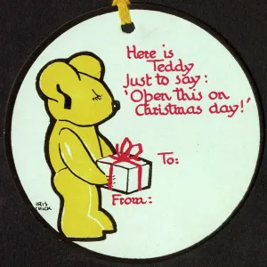 Circular Christmas gift tag featuring a teddy bear Circular Christmas gift tag featuring a teddy bear