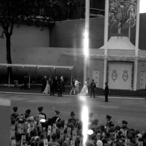 Coronation. VIPs arriving as side entrance Coronation. VIPs arriving as side entrance