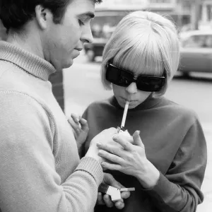 COUPLE LIGHT CIGARETTES