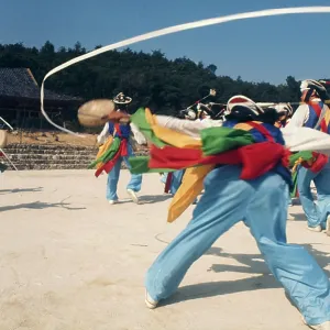 Farmers Dance, Suwon Folk Art Village, South Korea Farmers Dance, Suwon Folk Art Village, South Korea