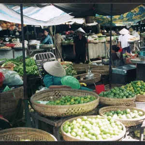 FRUIT SELLER/MARKET/C20