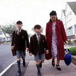 GOING TO SCHOOL 1940S GOING TO SCHOOL 1940S