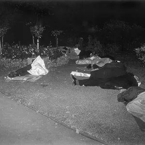HOMELESS SLEEP IN PARK HOMELESS SLEEP IN PARK