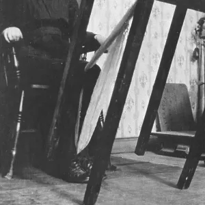 Kathleen Goligher lifting a table, Belfast Kathleen Goligher lifting a table, Belfast