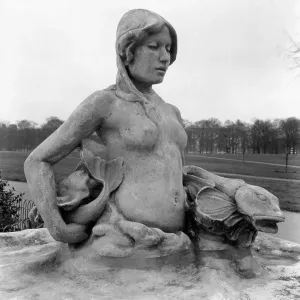 MERMAID STATUE, LONDON MERMAID STATUE, LONDON