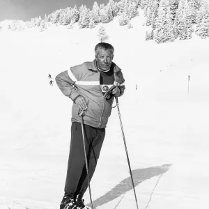 MIDDLE AGED SKIER MIDDLE AGED SKIER