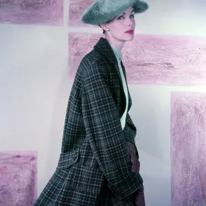 Model in dark green check swing overcoat Model in dark green check swing overcoat