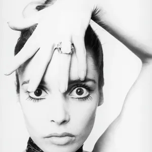 MODEL WITH HAND
