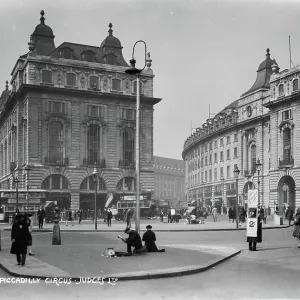 Piccadilly Circus in the 1930s Piccadilly Circus in the 1930s