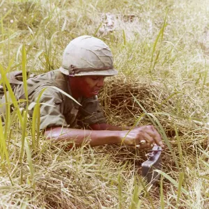 PLANTING A MINE/VIETNAM PLANTING A MINE/VIETNAM