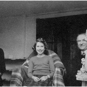 Princess Elizabeth sits for sculptor de Strobl Princess Elizabeth sits for sculptor de Strobl