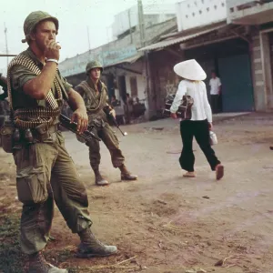 US SOLDIERS IN VIETNAM US SOLDIERS IN VIETNAM