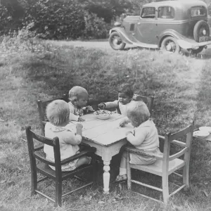 TODDLERS EATING OUTDOORS TODDLERS EATING OUTDOORS