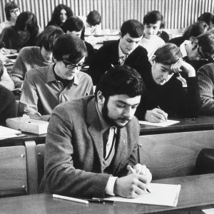 UNIVERSITY LECTURE SCENE UNIVERSITY LECTURE SCENE