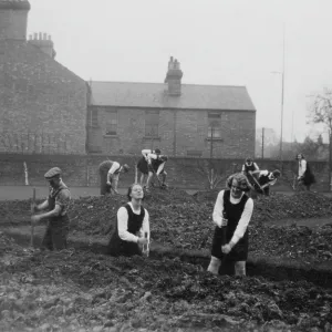 WW2 - Students digging trenches - Munich crisis