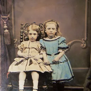 TWO YOUNG GIRLS - PHOTO TWO YOUNG GIRLS - PHOTO
