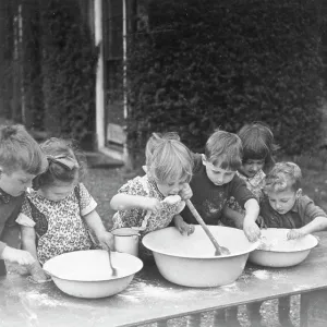 SIX YOUNG KIDS COOKING SIX YOUNG KIDS COOKING