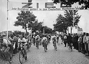 Cyclists: 100 kilometers team race, 1934
