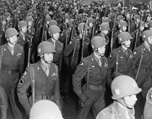 Rs5wnlcgr: Some of the 13, 000 soldiers marching in a parade
