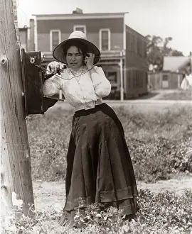 Chatter: 1900s 1910s Woman Talking On Hand