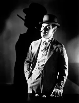 Tricky: 1920s 1930s CON MAN WEARING BOWLER HAT OPERATING