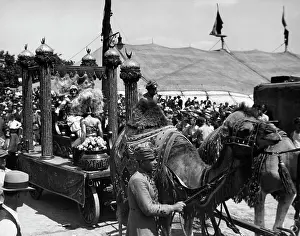 Marcher: 1920s 1930s Retro Circus Parade