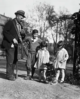 Grinders: 1920s Group Of Three Children