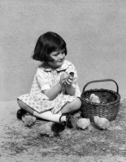 Shite: 1930A Smiling Girl With Bobbed
