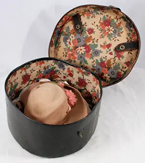 Hatbox: 1930s, 1940s, 1950s, hatbox, floral pattern interior