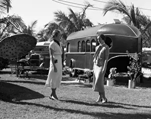 Tagtag3: 1930s 2 Women Standing Talking