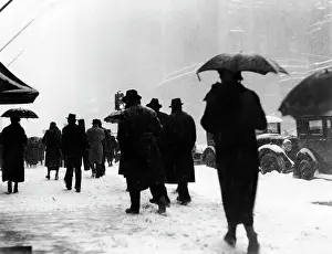 Kamera: 1930s Crowd Of Pedestrians In