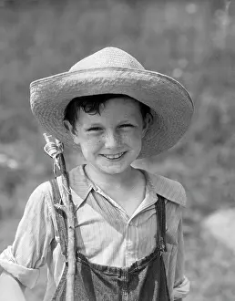 Freckle: 1930s SMILING BOY IN OVERALLS & STRAW HAT WITH