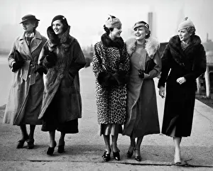 Cam001: 1930s Five Women Walking Wearing