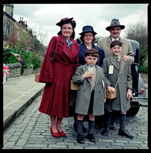 Simon Roberts: 1940S FAMILY