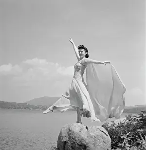 Egx001: 1940s Female Dancer By Lake In