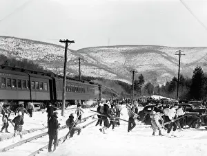 Ursine: 1940s Groups Of People Carrying