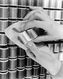 Spool: 1940s Hand Woman Matching Spool