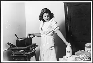 Dowdy: 1940S HOUSEWIFE COOKING