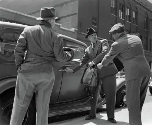 Mugging: 1940s PAIR OF GANGSTERS HOLDING UP MAN GETTING