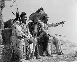 Stoney: 1940s Pair Of Indians In Full
