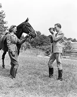 Kamera: 1940s Smiling Equestrian Couple