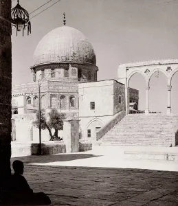 Oficcer: 1943 - Jerusalem, Palestine (Israel) - modern architecture