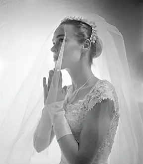 Cle003: 1950s 1960s SIDE VIEW OF BRIDE WITH HANDS TOGETHER